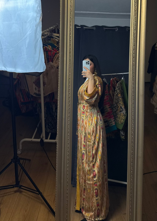 Abaya aus Seide in warmen Gold- und Erdtönen