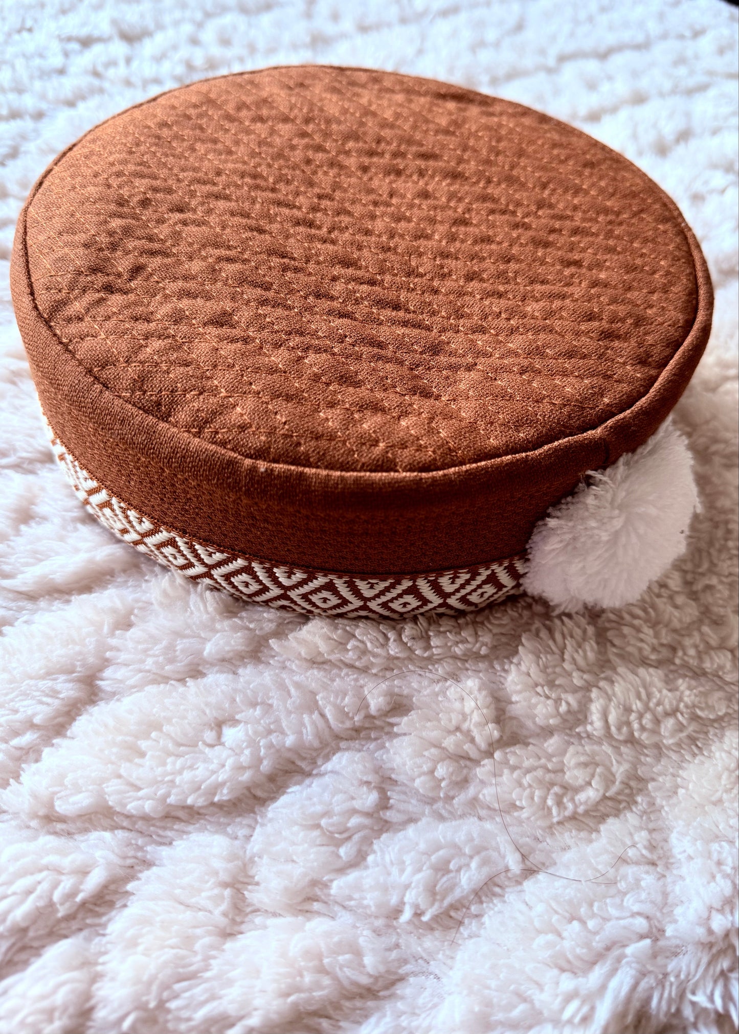 Pamirische traditionelle Mütze/Handgefertigtes Unikat (Karamell & Weiß)