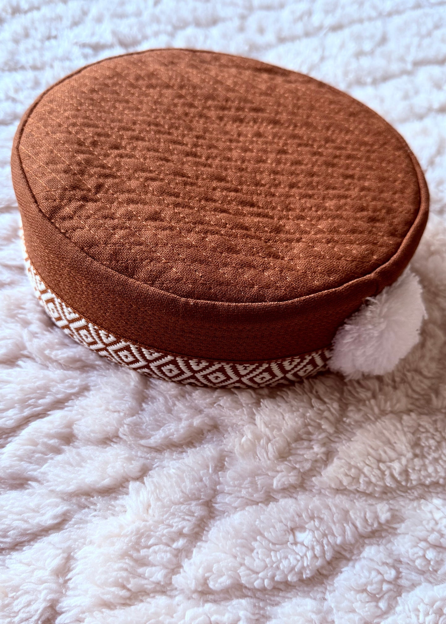 Pamirische traditionelle Mütze/Handgefertigtes Unikat (Karamell & Weiß)