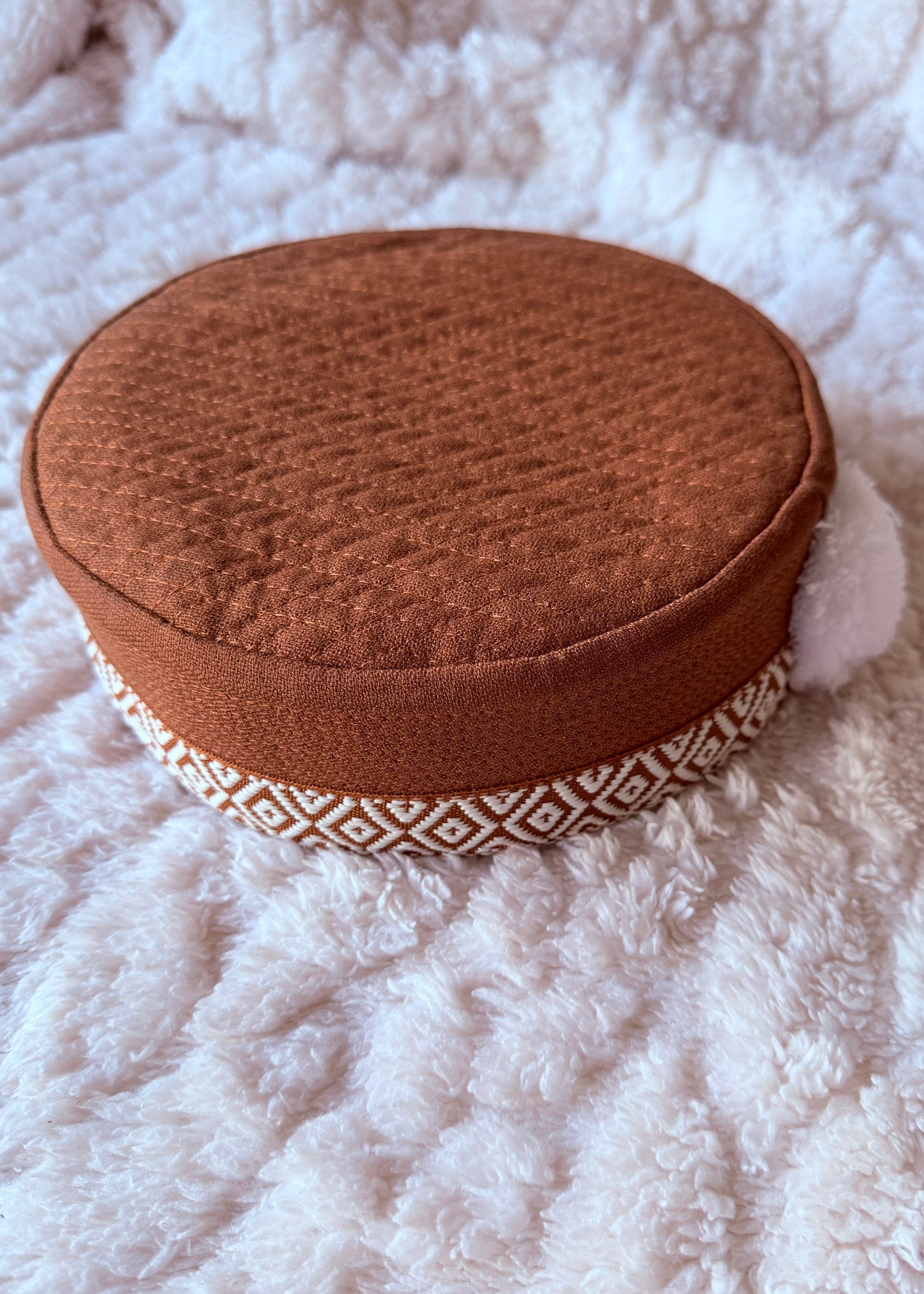 Pamirische traditionelle Mütze/Handgefertigtes Unikat (Karamell & Weiß)