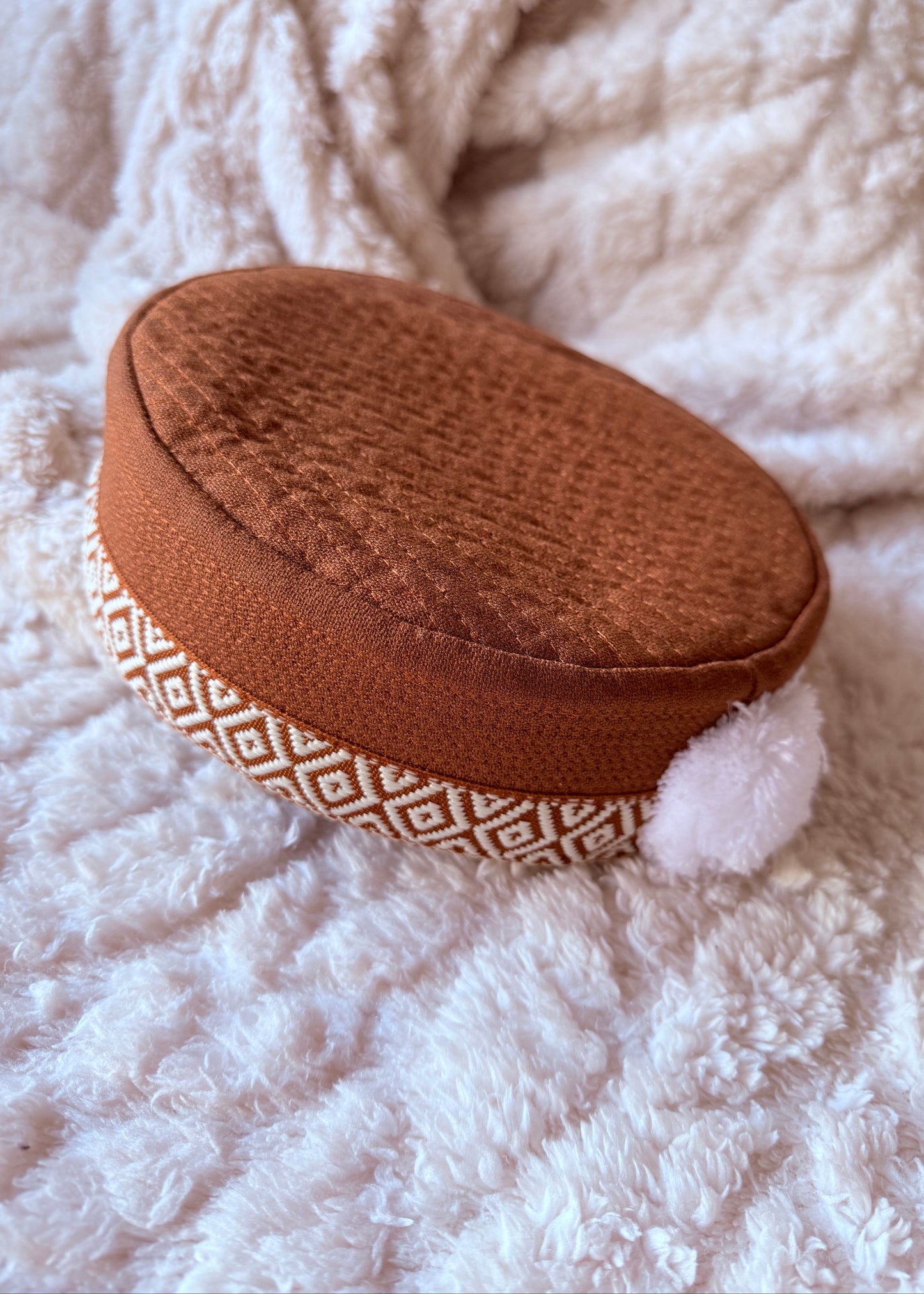 Pamirische traditionelle Mütze/Handgefertigtes Unikat (Karamell & Weiß)