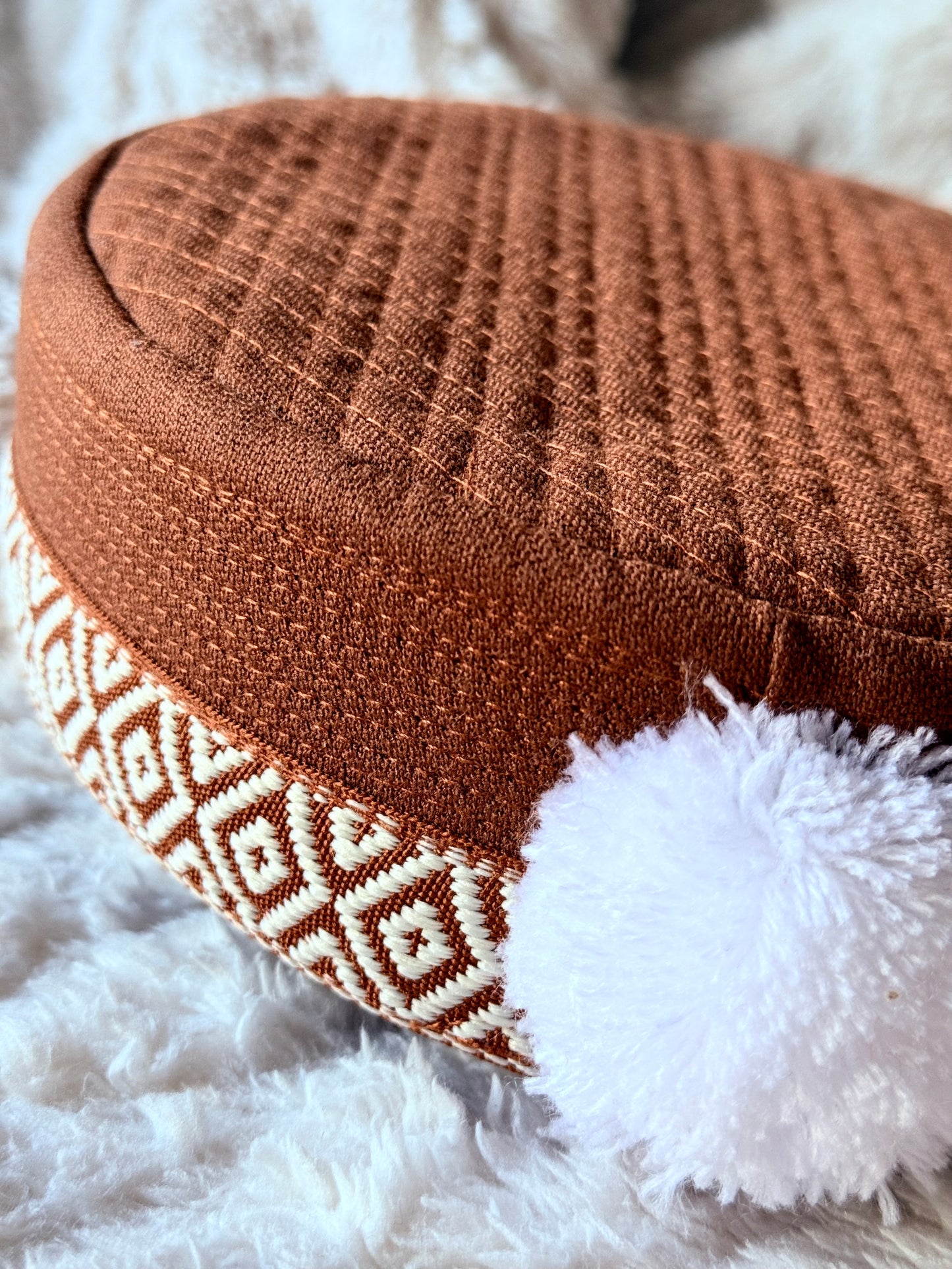 Pamirische traditionelle Mütze/Handgefertigtes Unikat (Karamell & Weiß)