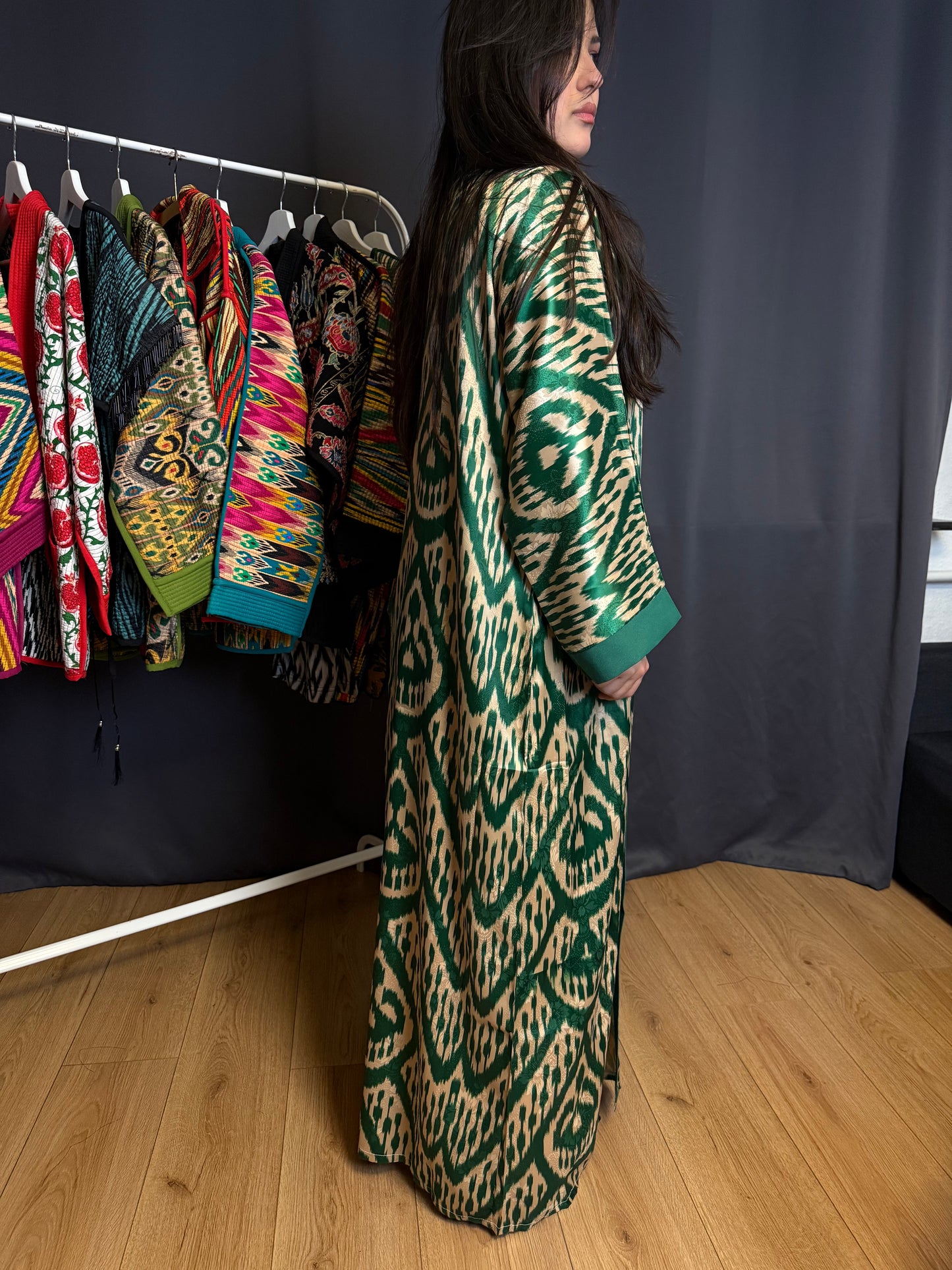 Abaya aus Seide in Smaragdgrün