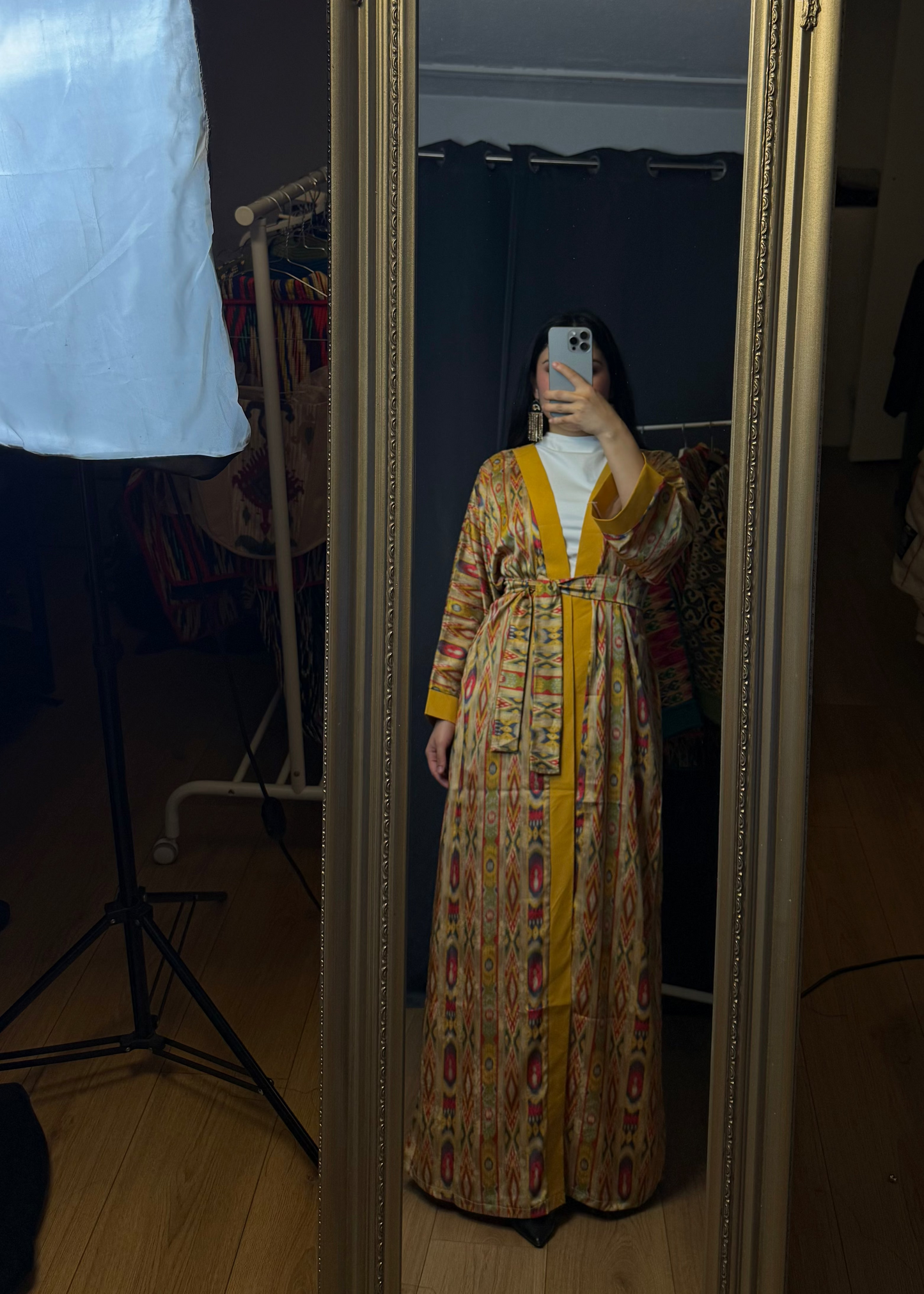 Abaya aus Seide in warmen Gold- und Erdtönen