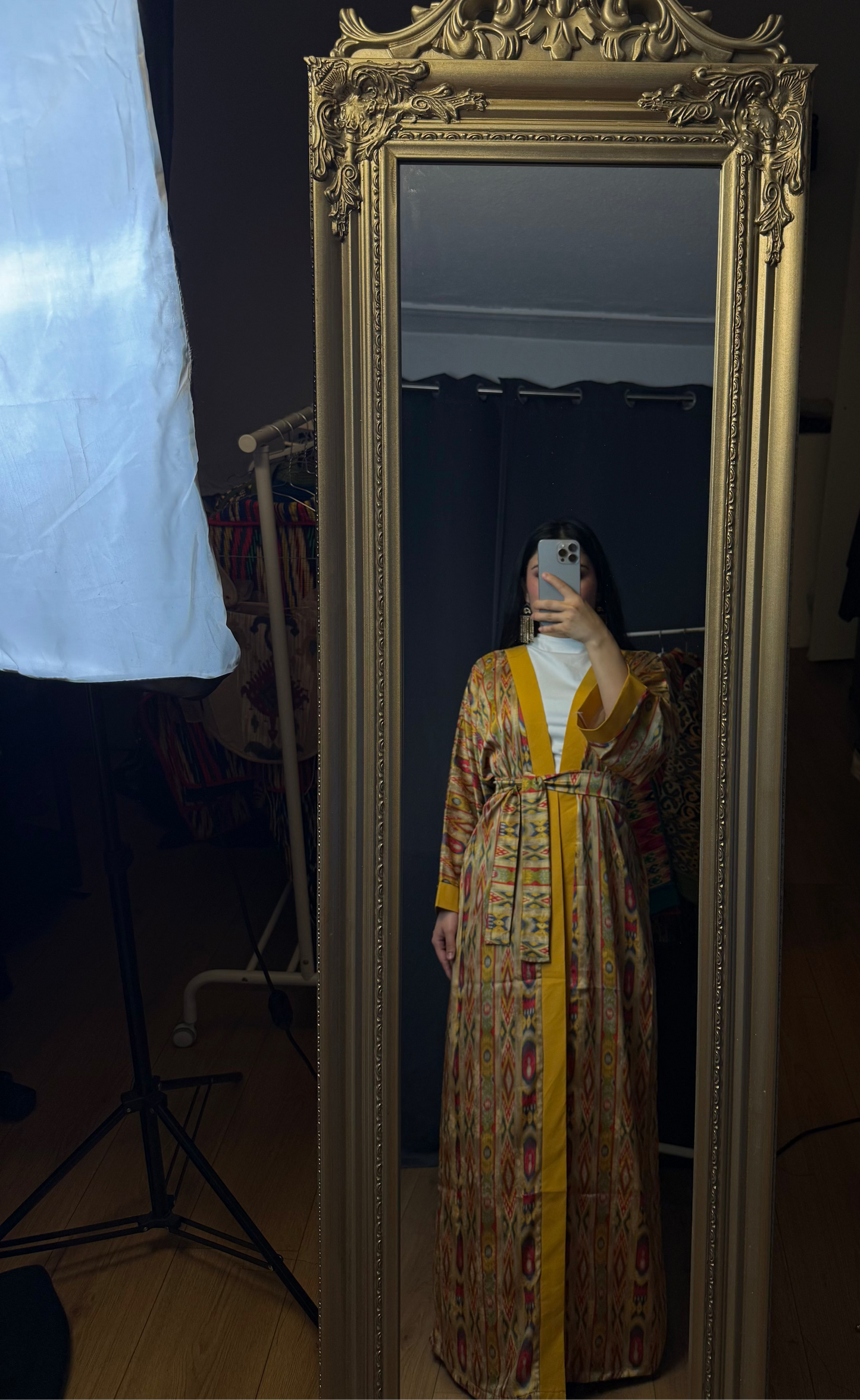 Abaya aus Seide in warmen Gold- und Erdtönen