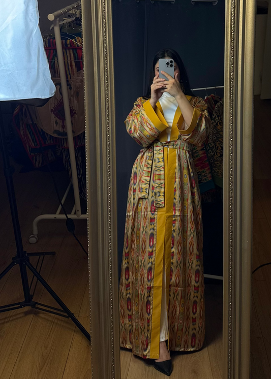 Abaya aus Seide in warmen Gold- und Erdtönen