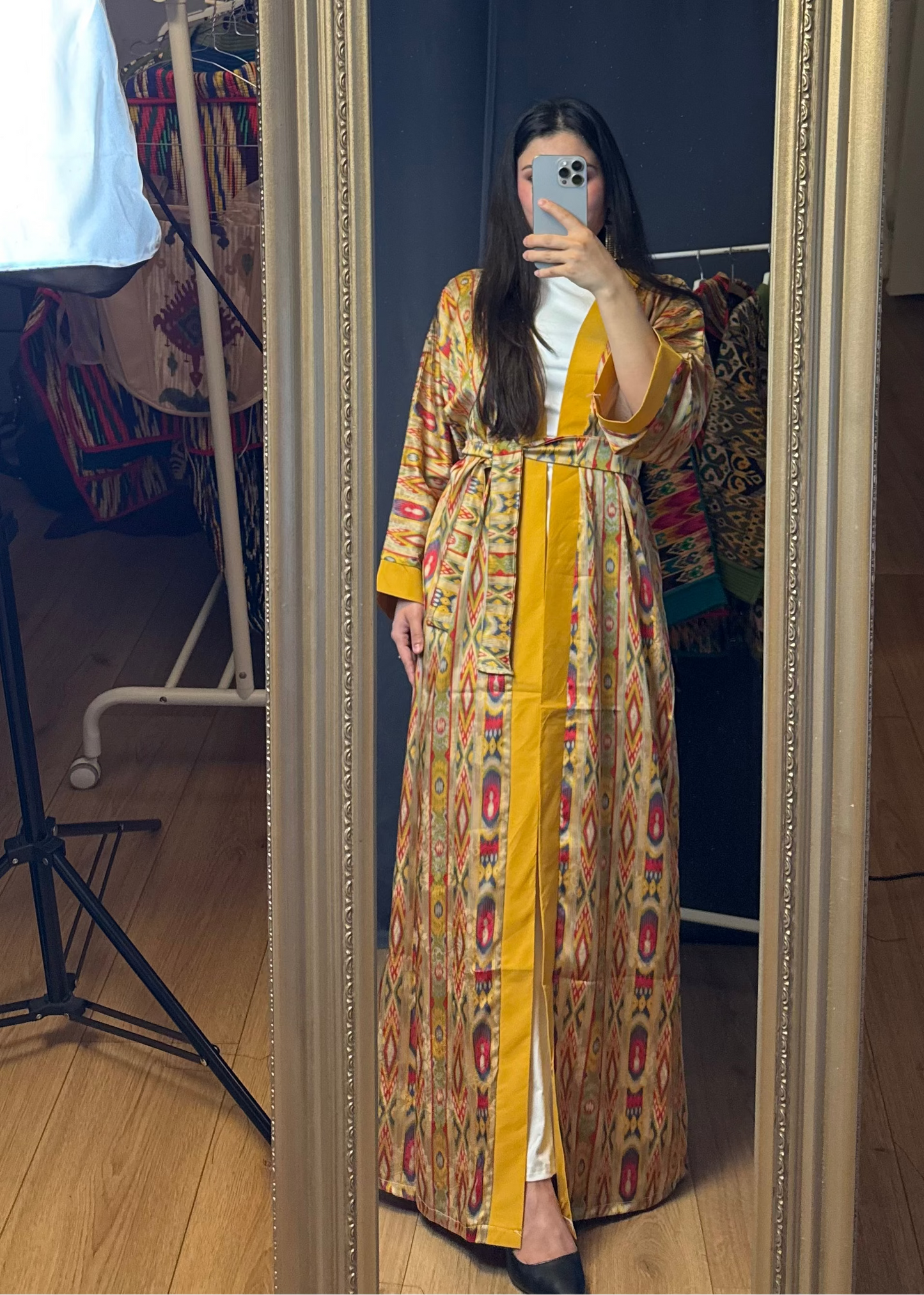 Abaya aus Seide in warmen Gold- und Erdtönen