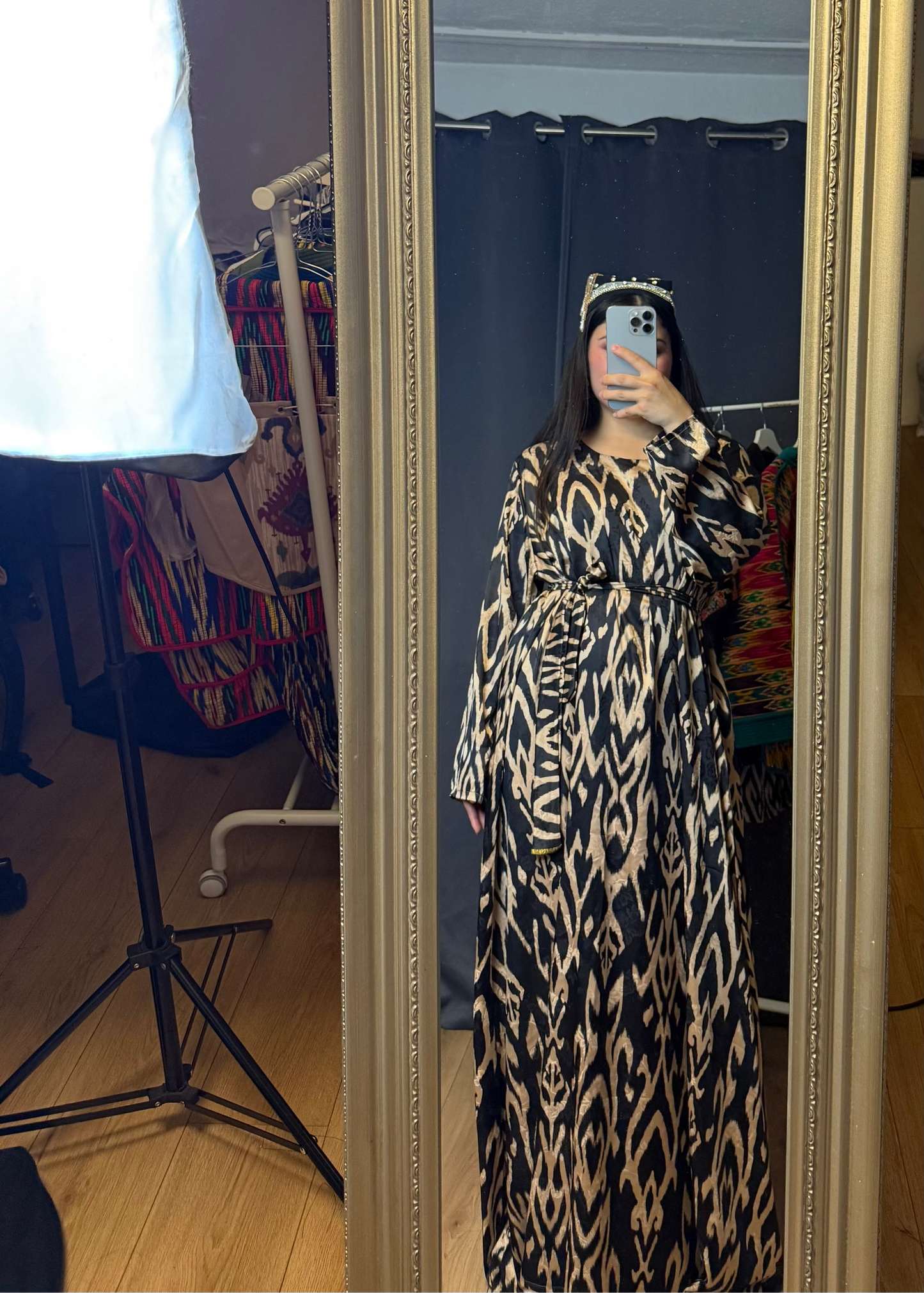 Maxi Kleid aus Adras-Seide – Handgefertigt in Usbekistan