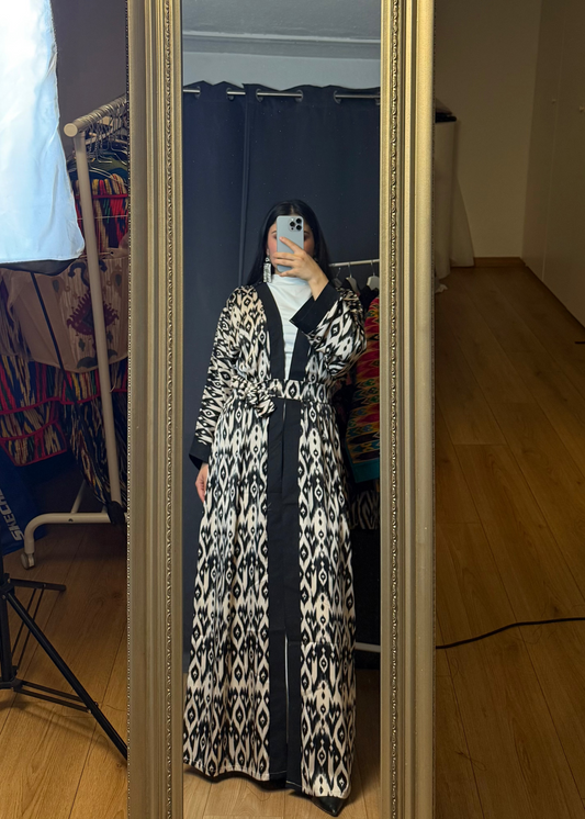 Abaya in Schwarz-Weiß