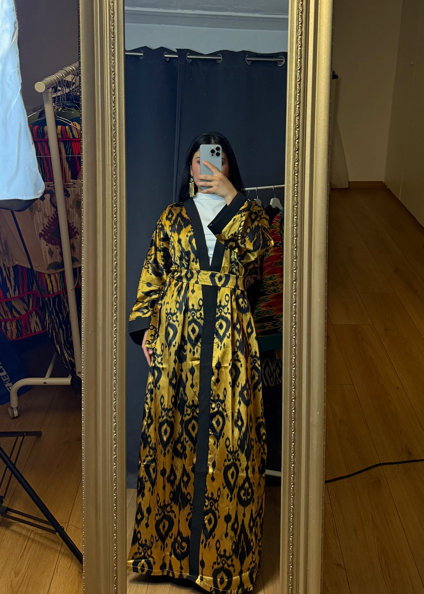 Gold-Schwarze Abaya aus Seide