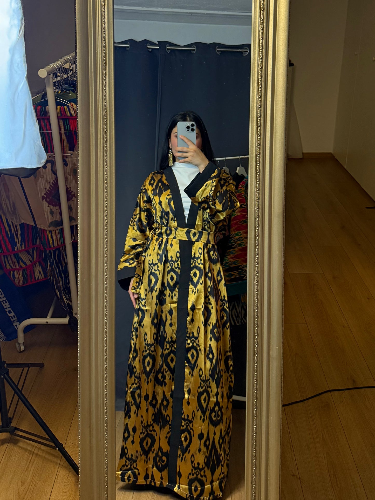 Gold-Schwarze Abaya aus Seide