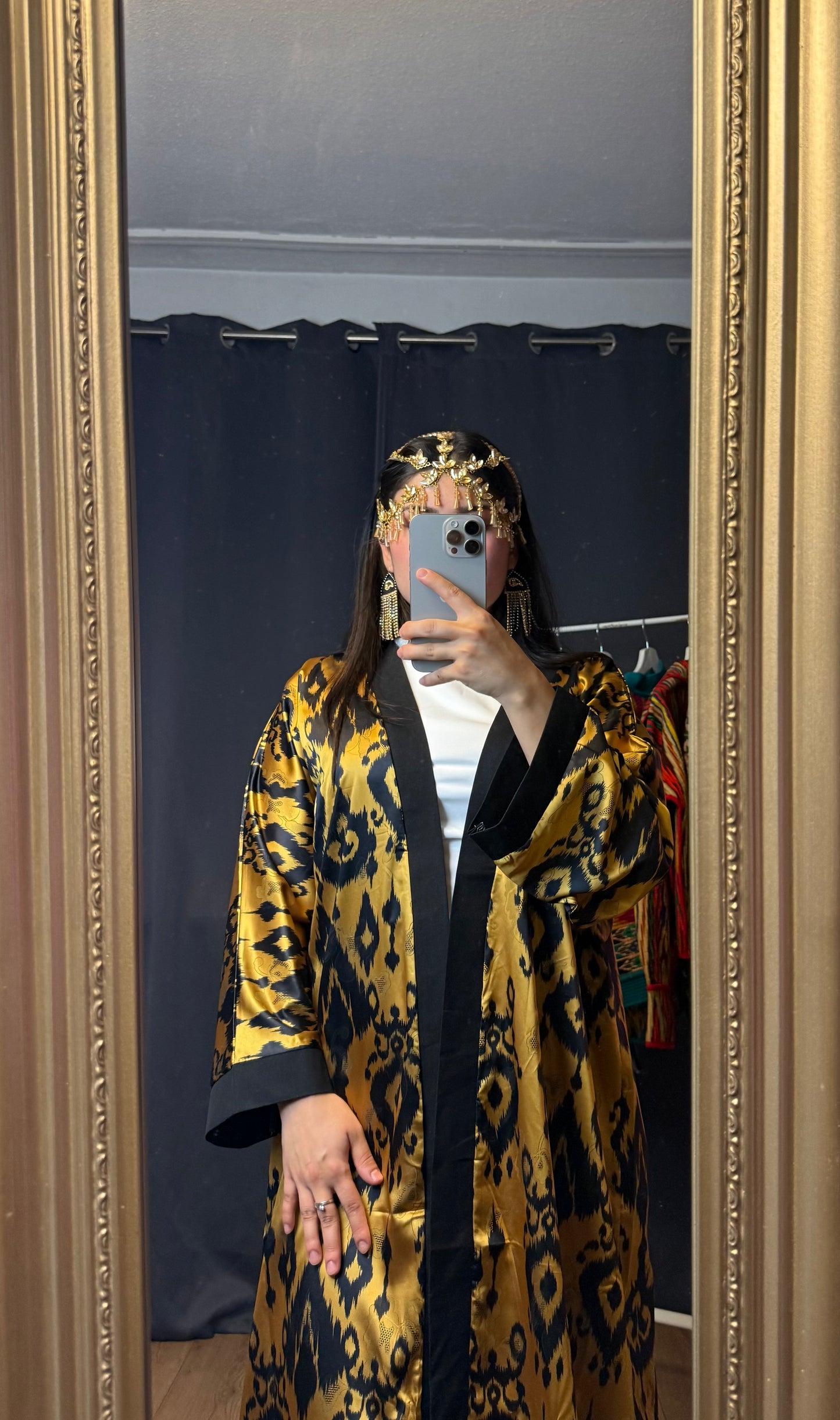 Gold-Schwarze Abaya aus Seide