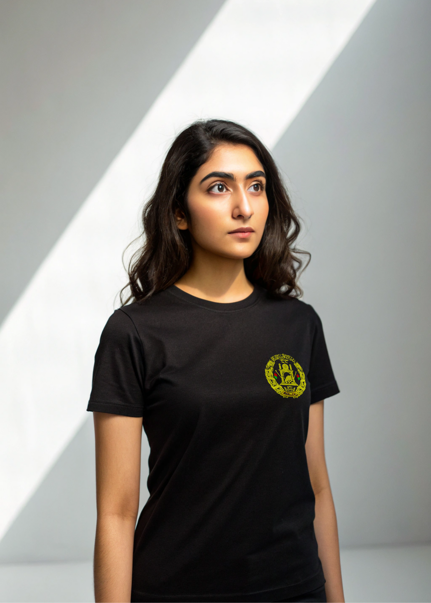 T-Shirt mit gesticktem Afghanistan-Wappen – Unisex