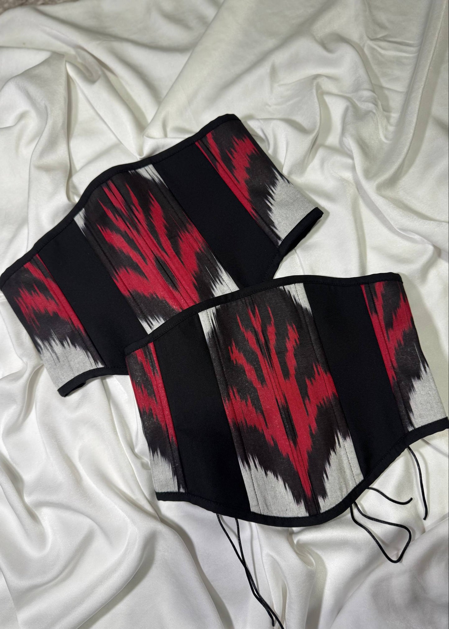 Ikat Korsett – Rot-Schwarz