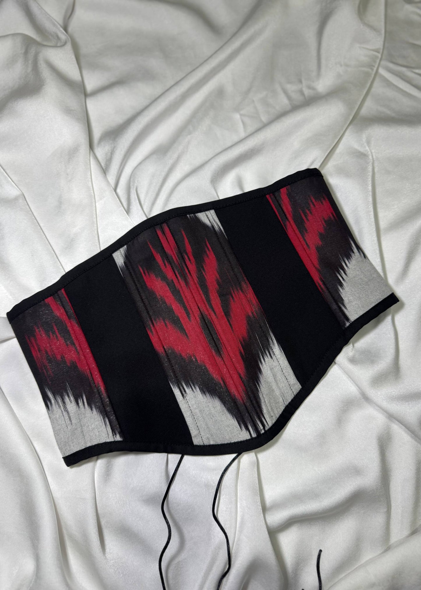 Ikat Korsett – Rot-Schwarz