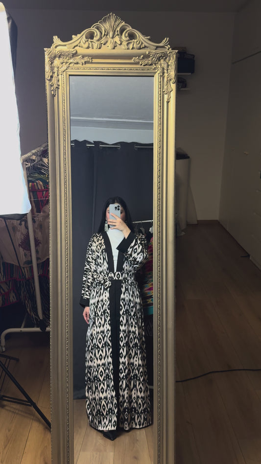 Abaya in Schwarz-Weiß